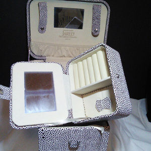 beautiful and practical jewelry travel case